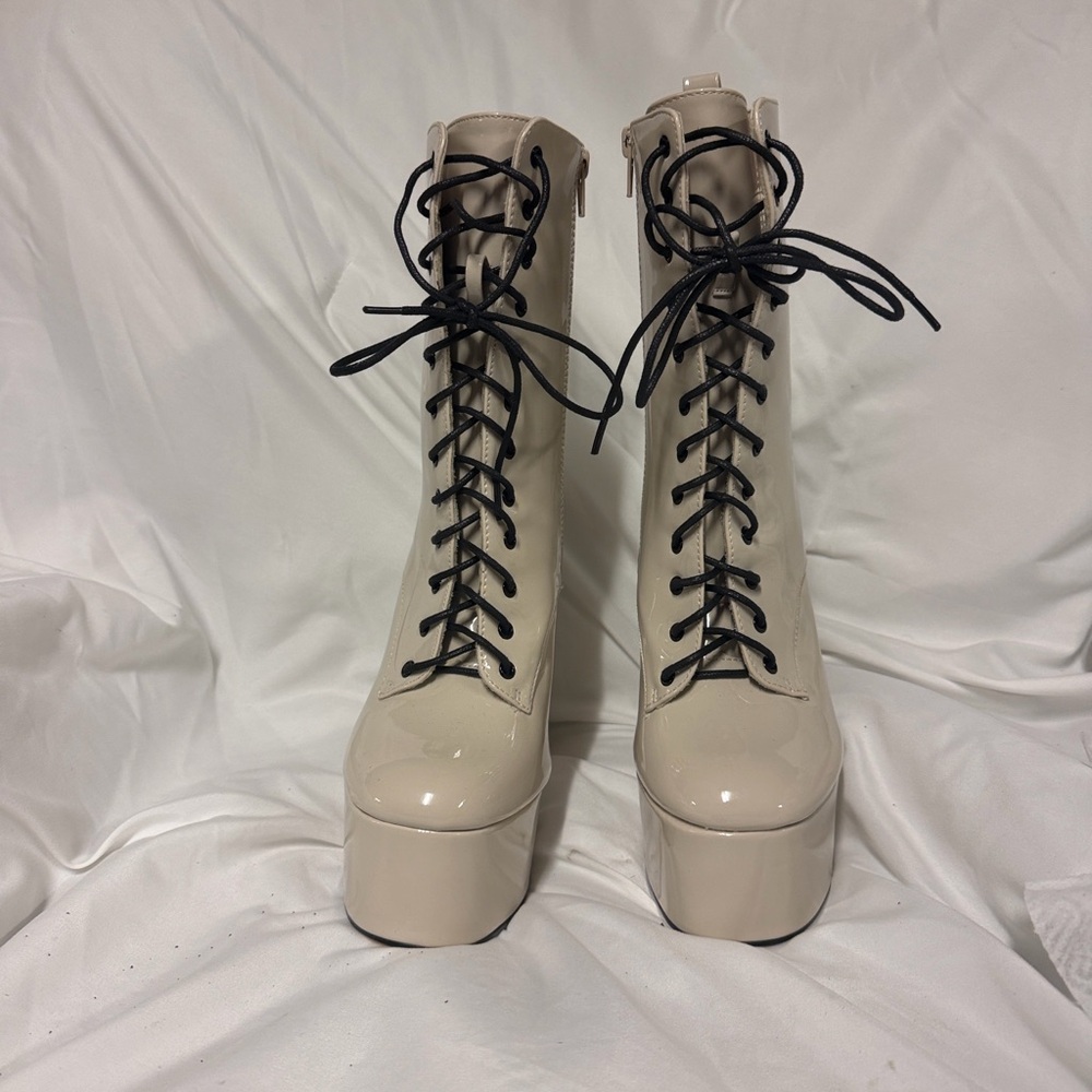 NEW NEVER WORN Lace-Up Platform Ankle Boots - Cream